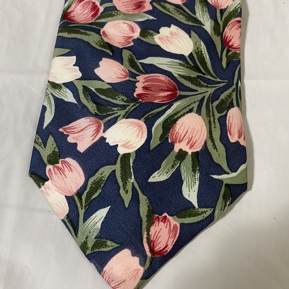 Nameless men’s tulip tie 100% silk like new 4”W x 58L. Tie  makes a statement! - Picture 2 of 6